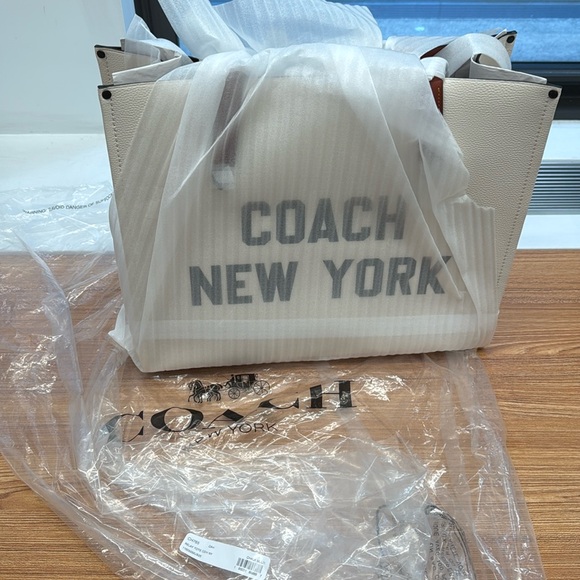 NWT - in complete package - Coach New York Leather Box Tote - Picture 2 of 8